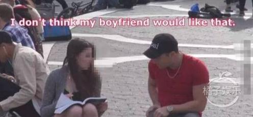 讪一开始是被拒绝的 后来duang一下美女主动献