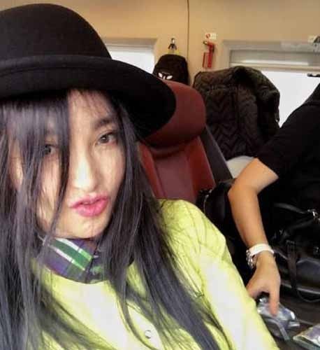 李冰冰坐高铁变女神经 头顶乱发 网友:这是什