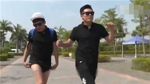 邓超晒与陈赫搞怪<em>视频</em> 掀起<em>短裤</em>扭来扭去卖弄