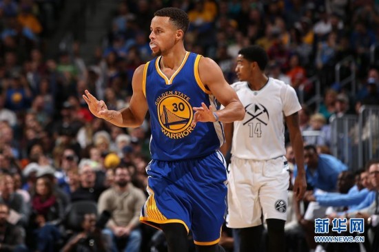 NBA常规赛:勇士胜掘金 开赛15连胜平纪录