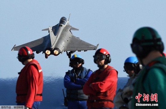 法国战机从戴高乐航母起飞 对IS据点展开轰炸