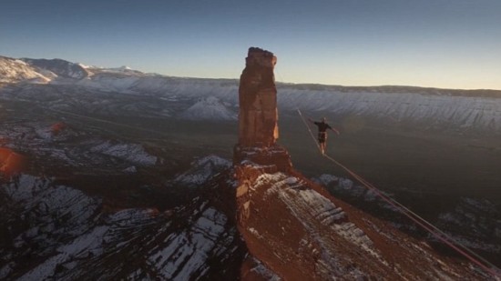 极限运动爱好者挑战峡谷高空行走 创世界纪录