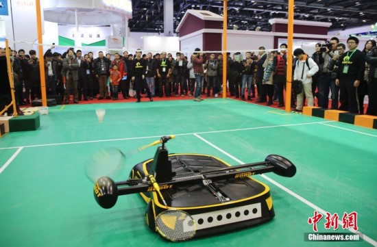 机器人大显身手 与人对打羽毛球