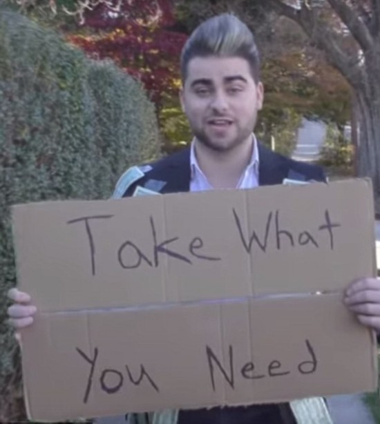 纽约街头人性实验:男子身贴纸币请路人随意取