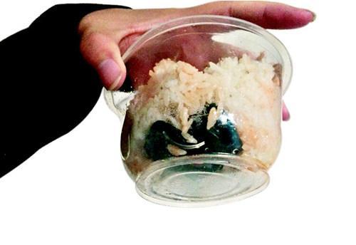 大学生叫外卖吃出一串钥匙 无辜室友反被打伤