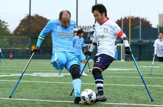 日本残疾足球运动员赛场拄拐拼杀