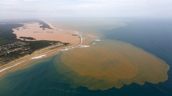 航拍巴西史上最严重溃坝污染事故 有毒污泥流