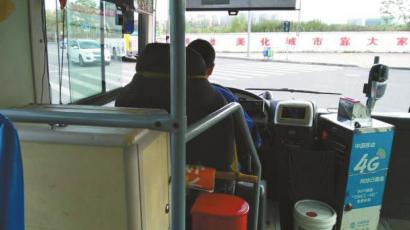 德阳公交司机直播 小偷 上车:车上有小偷把包按