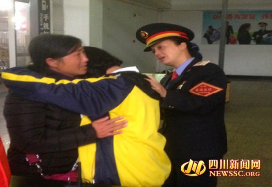 昆明两少女离家出走到重庆见网友 行至宜宾被