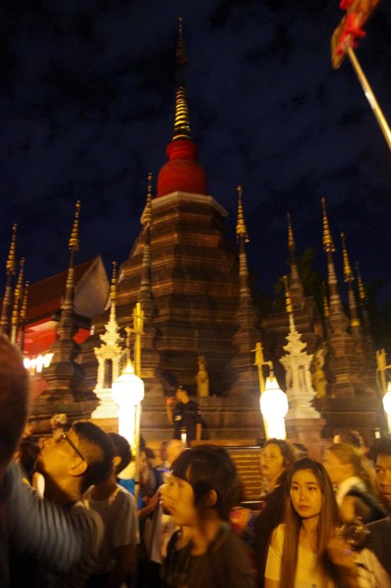 泰国水灯节:万灯齐亮点明夜空(高清组图)