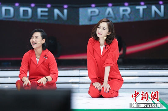 杨幂《快本》玩游戏观察细 被迪丽热巴公主抱