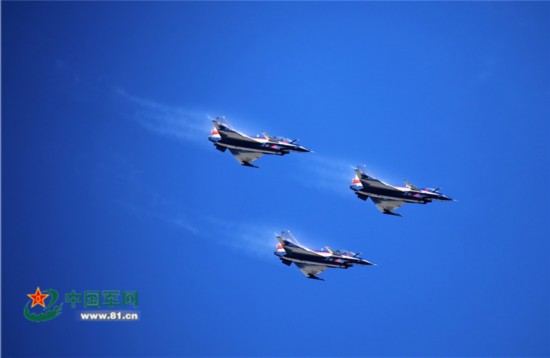 中国空军歼-10表演机首次在泰国升空飞舞