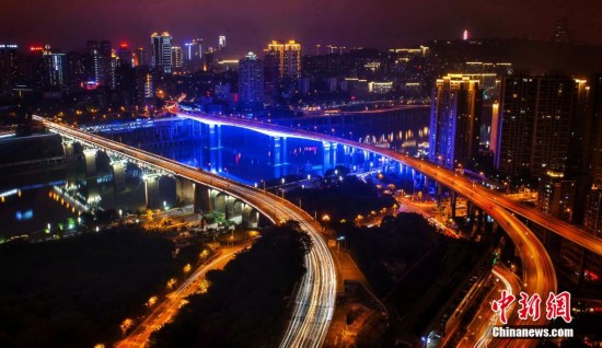 重庆多座跨江大桥灯饰换新 灯光闪亮山城