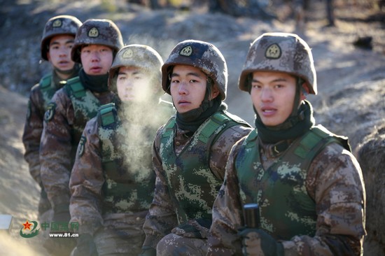 最美抛物线:新兵实弹投掷无一人手打颤(组图)