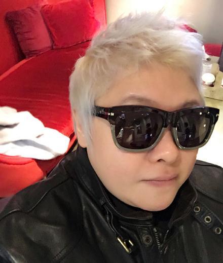 韩红首尔晒新造型自拍 盘点如此炫酷的自拍技巧