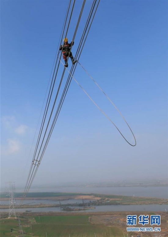 淮上线特高压工程江苏段线路架设竣工