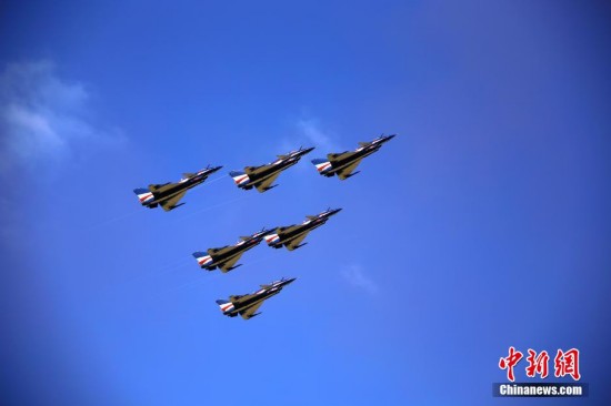 中国空军八一飞行表演队首次在泰国飞行表演(