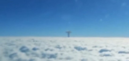 传乘客飞机上拍到巨型UFO物体 外形似雷神之
