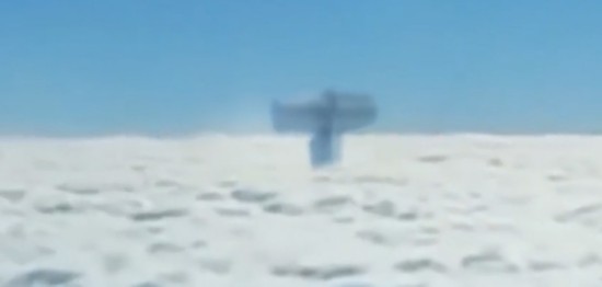 传乘客飞机上拍到巨型UFO物体 外形似雷神之