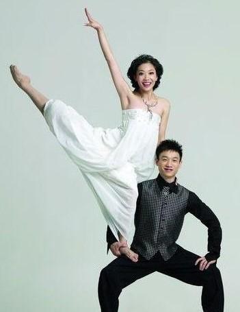 黄晓明baby结婚证件照太俏皮 网友:原来证件照可以这麽玩