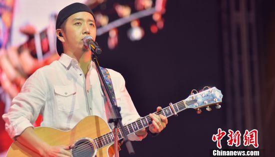 郝云北京演唱会 羽泉大鹏江一燕等好友现身