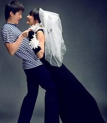 黄晓明baby结婚证件照 夫妻相俏皮恩爱揭明星另类结婚
