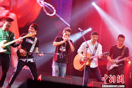 郝云北京演唱会 羽泉大鹏江一燕等好友现身--江