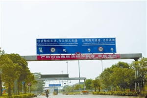 深圳湾片区的沿江高速路牌指示只有一个很小的s3,司机很难看明白.