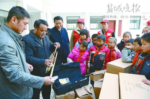 送礼物逛商场 盐城供电志愿者帮扶小学贫困生