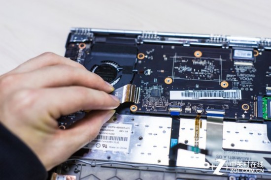 紫色:Realtek 瑞昱声卡芯片 这块主板上有一个USB3.0接口以及一个耳机麦克风一体式插孔。在主板的背面,我们看到了一颗 Realtek ALC3268瑞昱声卡芯片,这也是常见的声卡芯片控制方案。不过在这里没有找到USB 3.0的控制芯片,推测这个USB 3.0接口应该是直接与Skylake处理器提供的接口连接了。