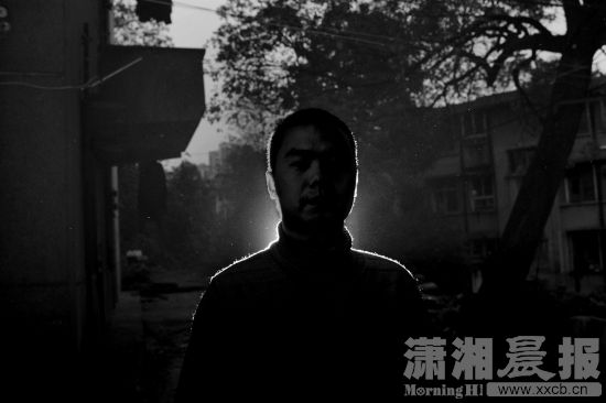 定情信物被盗 男子模仿警匪片场景抓到小偷