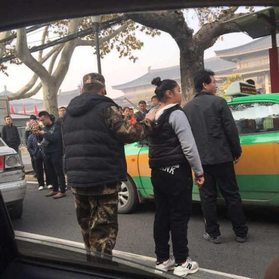 女贼被抓当场吓哭尿了一地 系被民间反扒英雄刘孝雨所抓