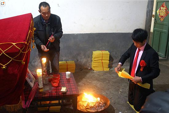 同时举办婚礼和葬礼:父亲去世第二天新媳妇进