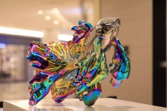 艺术收藏 最新资讯 展览资讯      章华 用拉长的造型手法,夸张人体的