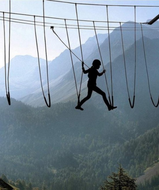 姑娘蹦极不幸撞地 盘点全球玩命达人作死式冒