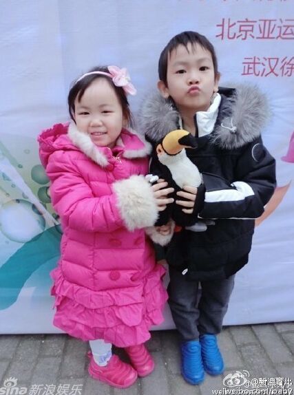 马蓉晒与女儿自拍嘟嘴卖萌 宝强基因强大小妞