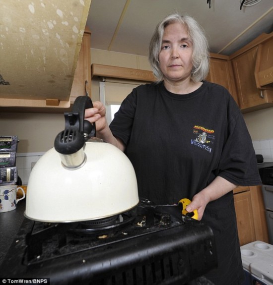 英15岁少女WiFi过敏 痛苦上吊自杀