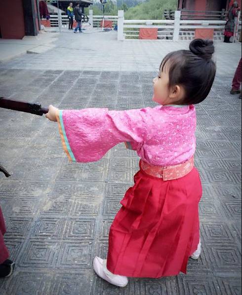 芈月传小芈月刘楚恬家庭背景惊人?父母照片曝