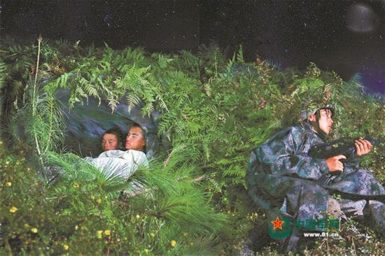 解放军火箭炮高原怒射 官兵夜宿猫耳洞(组图)--福建频道--人民网