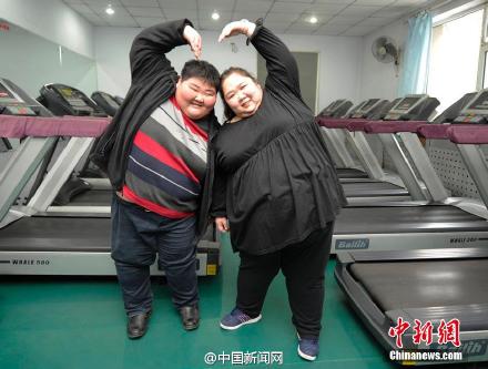 小夫妻体重共800斤欲减肥 梦想补拍婚纱照