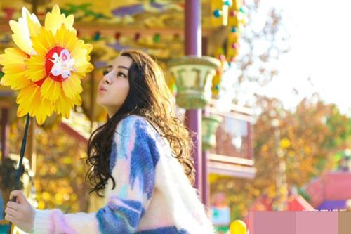 迪丽热巴游乐场甜蜜写真 长腿抢镜秒杀宅男