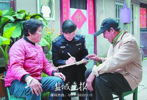 盐城亭湖女民警王霞:用心记录工作为民解烦忧