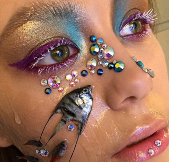 俄罗斯艺术家杀鱼装饰模特面部遭批