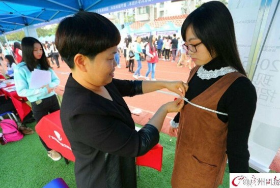 广州某校园招聘会 女生现场被量三围:丝袜短裙