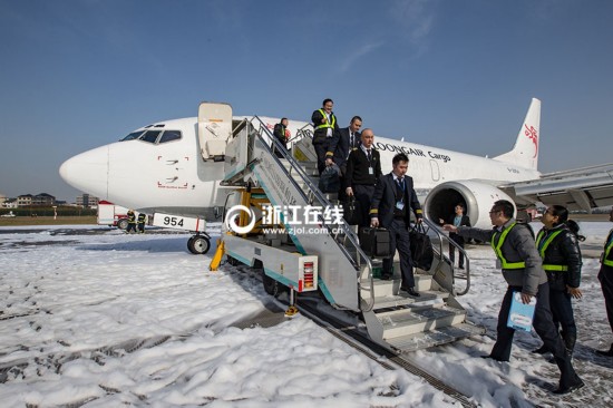 萧山机场一架飞机迫降 机上人员安全落地表情