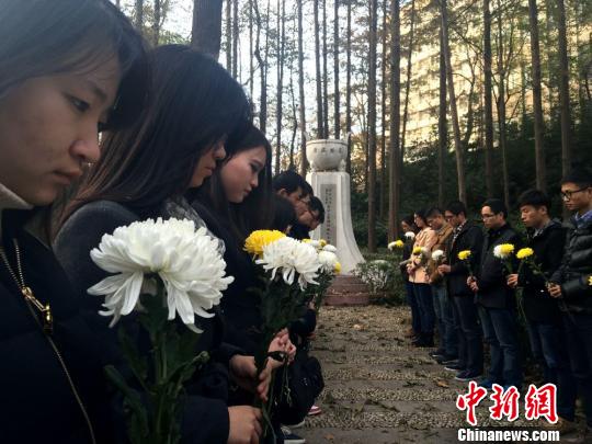 �Ӻ���ѧ��ѧ���ǻ��Է���Я�ջ�����������ɽ�Ͼ�����ɱ����ͬ�����ǰ��������ȥ��ͬ���ǡ�ʢ�ݡ���