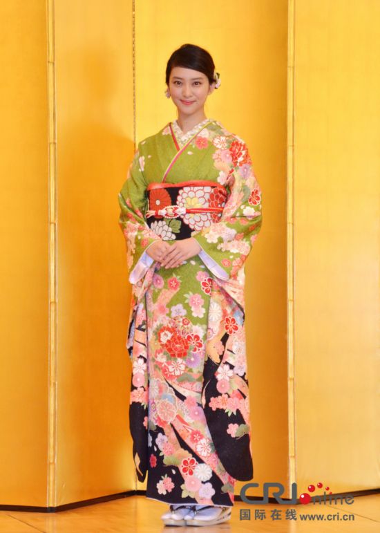 日本国民美少女拍摄写真 身着华丽和服迎新年