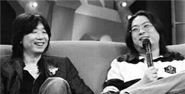 高晓松晒自拍为老狼庆生 手遮半张脸露娇羞笑