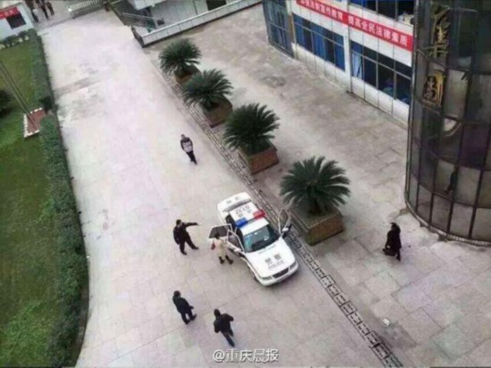 通过向核实,该女子姓王,36岁,有精神病史,是敦仁街道的辖区居民,“调令”也是她自己写的。根据王女士的情况,民警对她进行了批评教育,并责令其监护人加强监护。