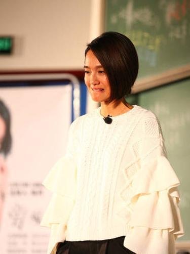 朱丹北大演讲尴尬忘词 流泪致歉并自曝不主持